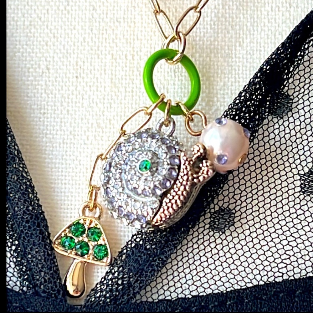 NWT Betsey Johnson Necklace Gold Pendant chain with a dangling 3 charms - Picture 6 of 7